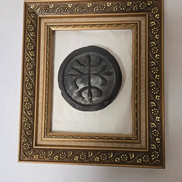 [BUNJANG] Antique Byeoksa Wadang Celadon Porcelain in Premium Frame / 100년 이 넘은 벽사 와당&