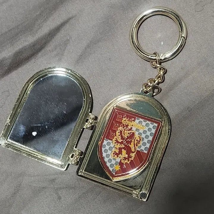 [BUNJANG] Hogwarts Gryffindor Brooch Keyring / 호그와트 기숙사 배정 그리핀도르 브로치 키링