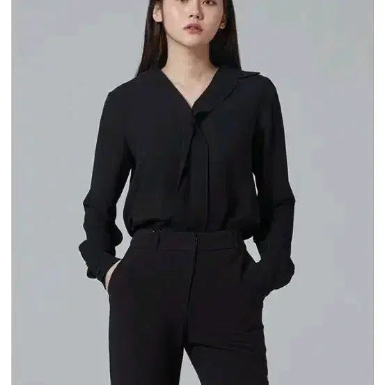 [BUNJANG] MIXXO V-Neck Collar Blouse - Black (Size S) / 미쏘 프런트 V 넥 카라 블라우스 블랙 S