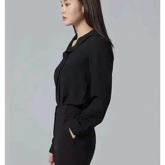 [BUNJANG] MIXXO V-Neck Collar Blouse - Black (Size S) / 미쏘 프런트 V 넥 카라 블라우스 블랙 S