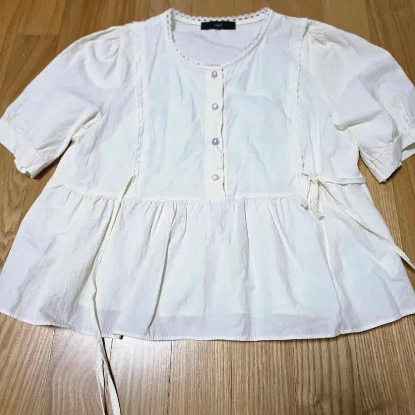 [BUNJANG] LeShop Ivory Puff Sleeve Blouse / 르샵 블라우스 아이보리 퍼프 반팔 끈 장식