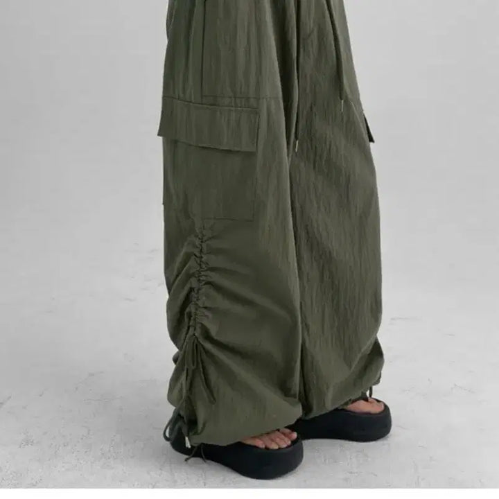 [BUNJANG] Blackup Elta Shirring Two-Way Cargo Pants - Khaki - Unisex / 블랙업 엘타 셔링 투웨이 카고팬츠 카키 유니섹스