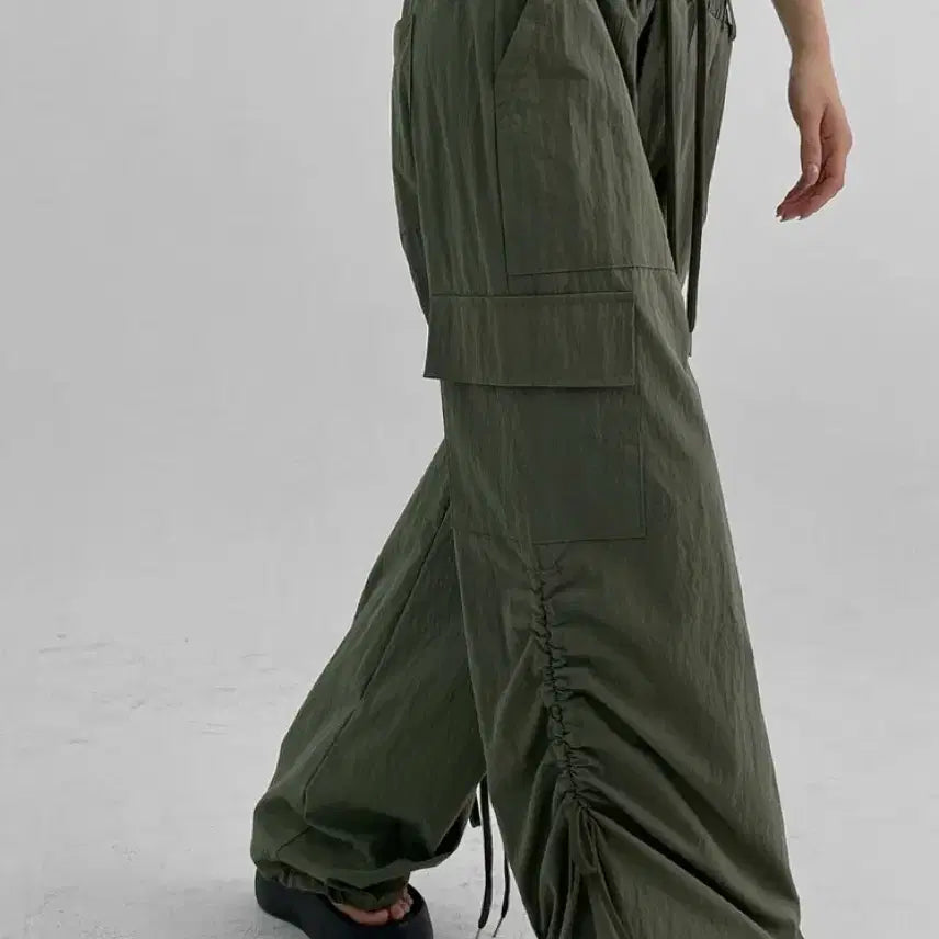 [BUNJANG] Blackup Elta Shirring Two-Way Cargo Pants - Khaki - Unisex / 블랙업 엘타 셔링 투웨이 카고팬츠 카키 유니섹스