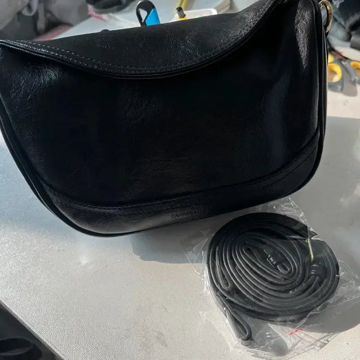 [BUNJANG] CAHRESHE Black Leather Crossbody Bag / CAHRESHE 블랙 레더 크로스백 + 스트랩
