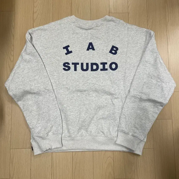 [BUNJANG] IAB Studio Light Gray Crewneck Sweatshirt / [거의 새제품] 아이앱 스튜디오 맨투맨 라이트 그레이 L 택포 13.3