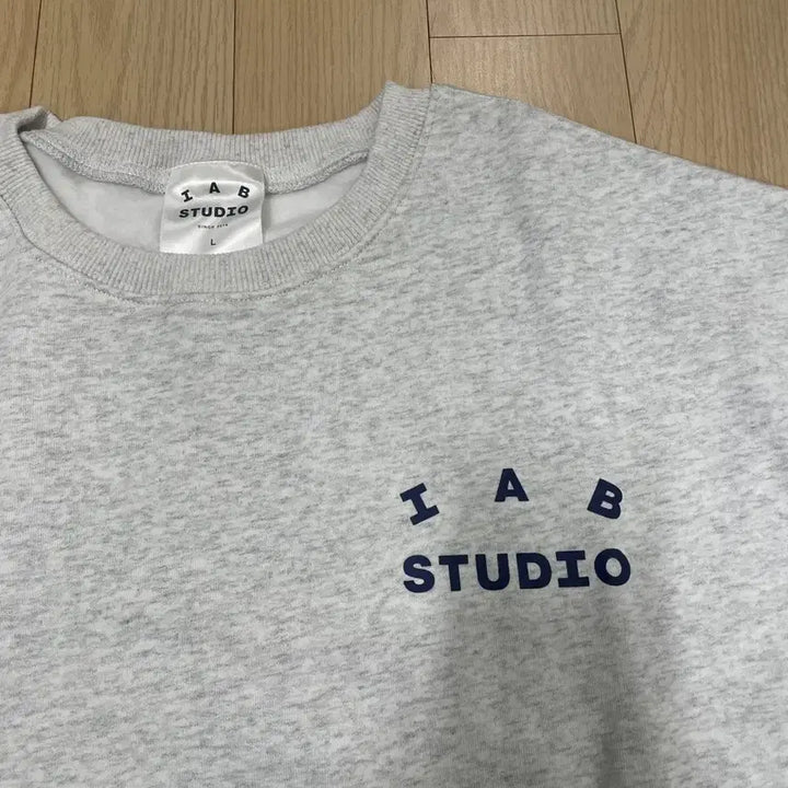[BUNJANG] IAB Studio Light Gray Crewneck Sweatshirt / [거의 새제품] 아이앱 스튜디오 맨투맨 라이트 그레이 L 택포 13.3