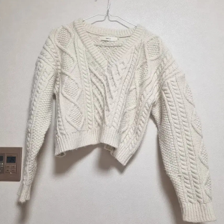 [BUNJANG] V-Neck Cable Knit Crop Sweater / 브이넥 케이블 크롭 니트 42번