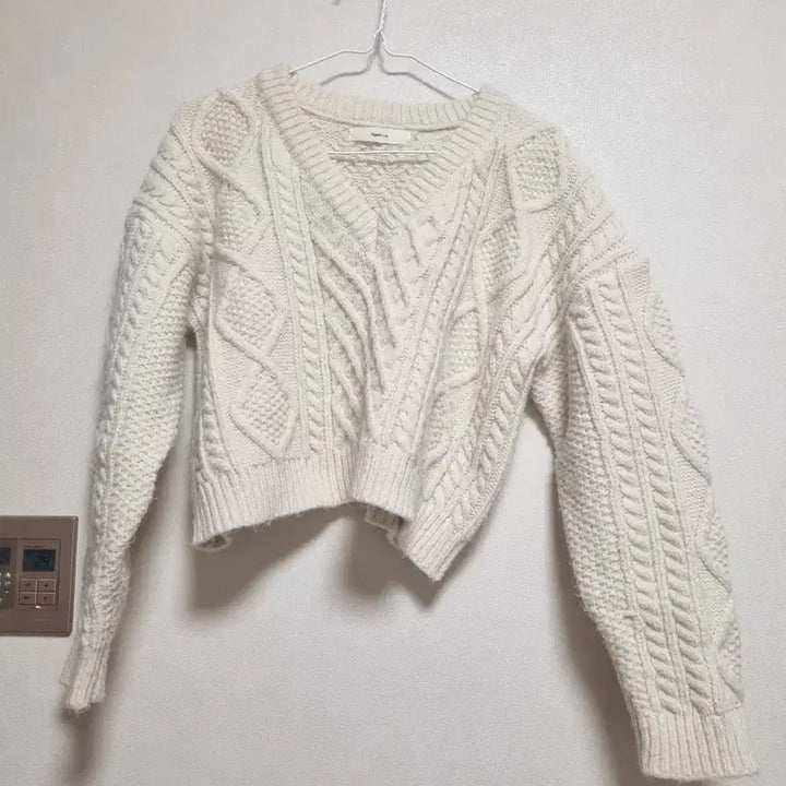 [BUNJANG] V-Neck Cable Knit Crop Sweater / 브이넥 케이블 크롭 니트 42번