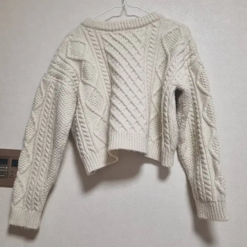 [BUNJANG] V-Neck Cable Knit Crop Sweater / 브이넥 케이블 크롭 니트 42번