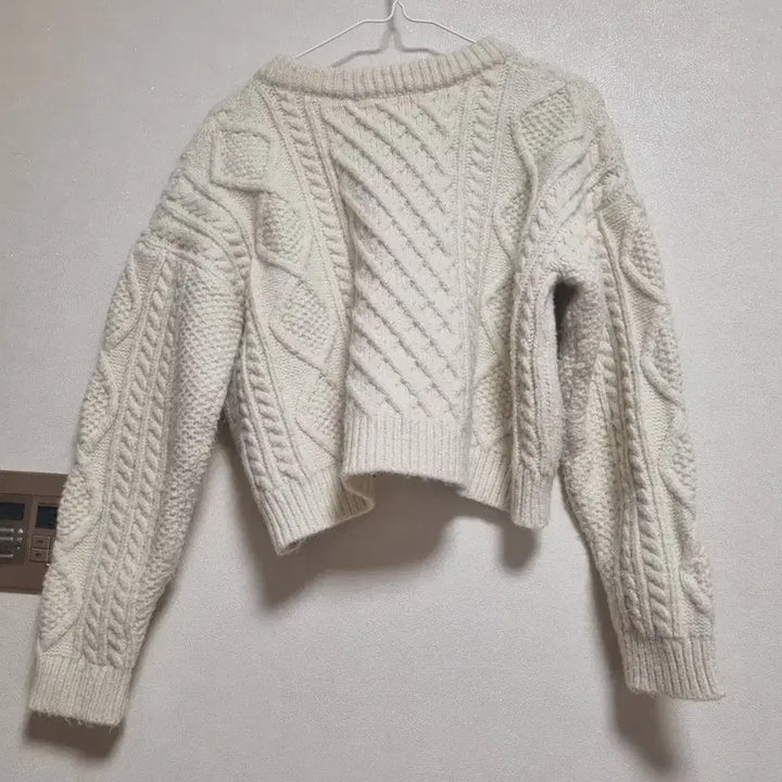 [BUNJANG] V-Neck Cable Knit Crop Sweater / 브이넥 케이블 크롭 니트 42번
