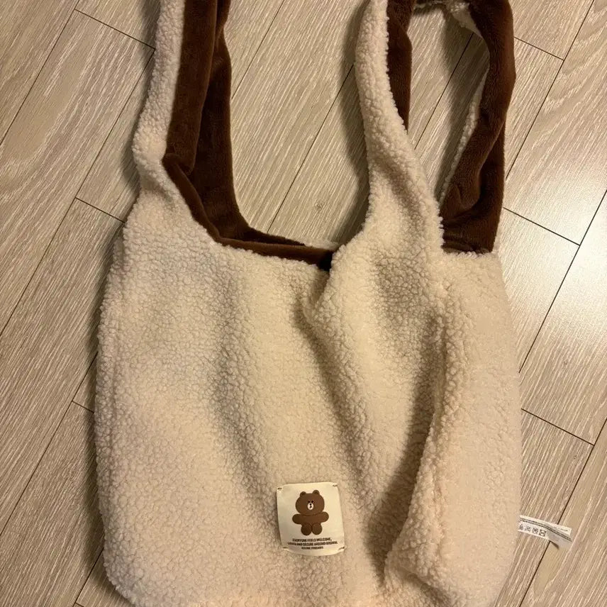 [BUNJANG] Line Friends Brown Reversible Hobo Bag / 라인프렌즈 허그브라운 시즌4 리버시블 호보백 팝니다