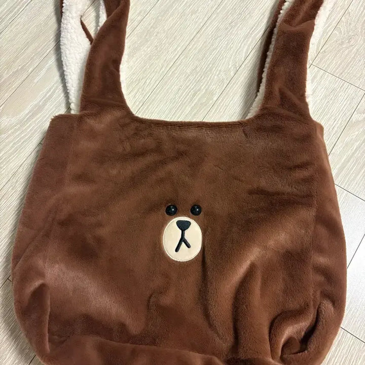 [BUNJANG] Line Friends Brown Reversible Hobo Bag / 라인프렌즈 허그브라운 시즌4 리버시블 호보백 팝니다