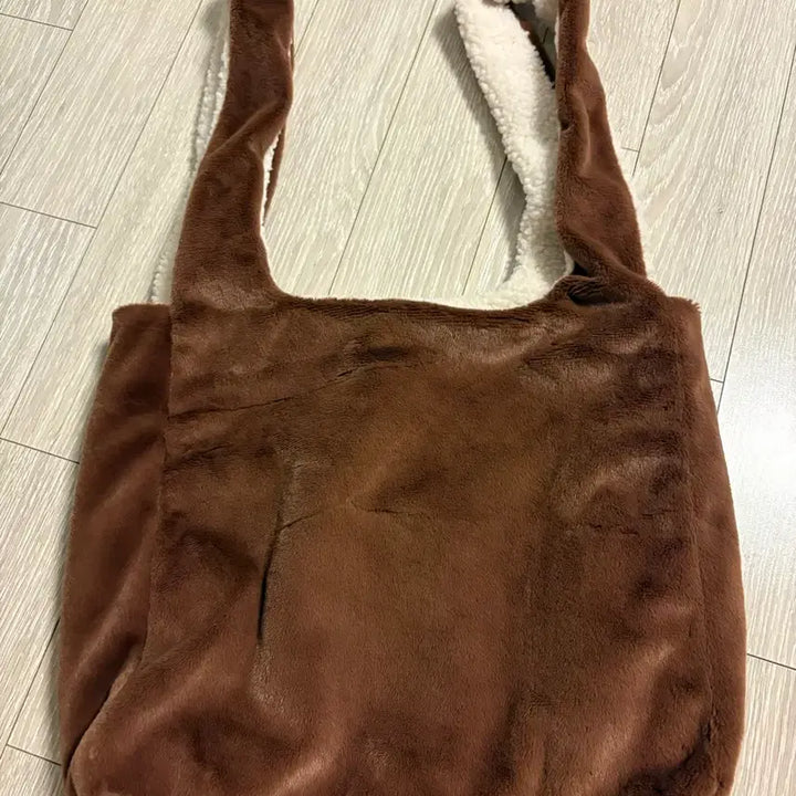 [BUNJANG] Line Friends Brown Reversible Hobo Bag / 라인프렌즈 허그브라운 시즌4 리버시블 호보백 팝니다