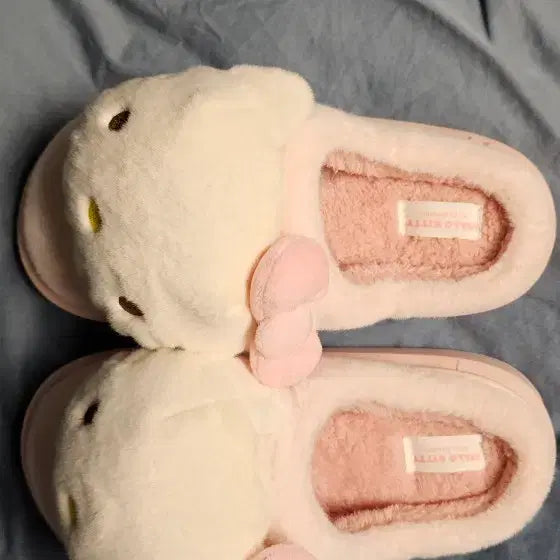 [SOLD OUT] 헬로키티 털 실내화 핑크