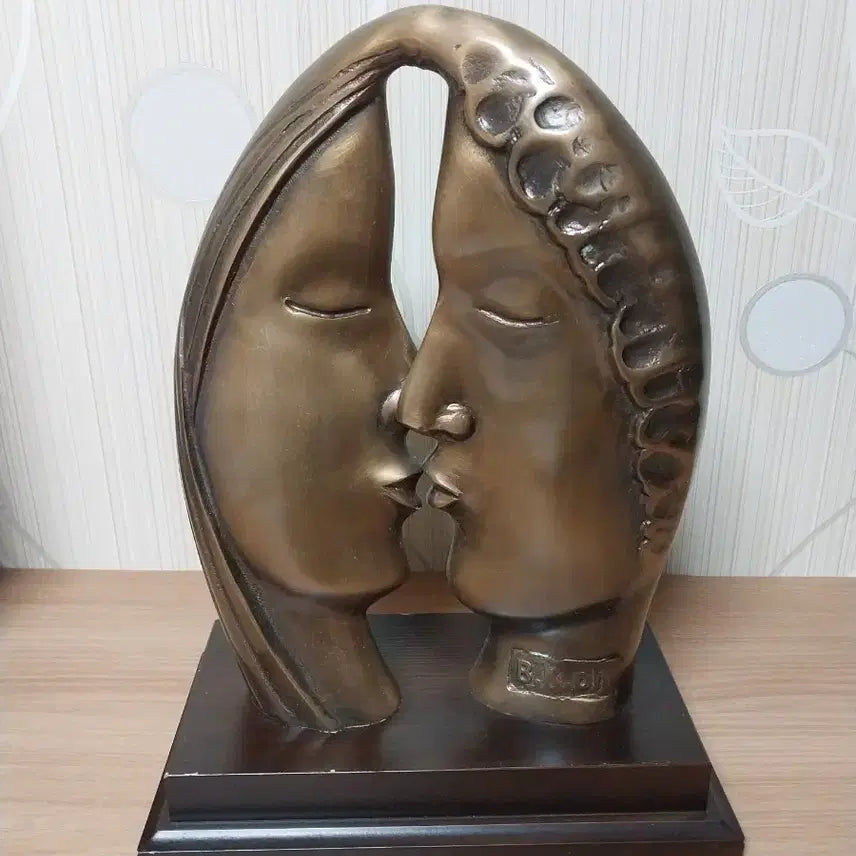 [BUNJANG] Bronze Kissing Couple Sculpture / 키스하는 남녀 청동 조각상