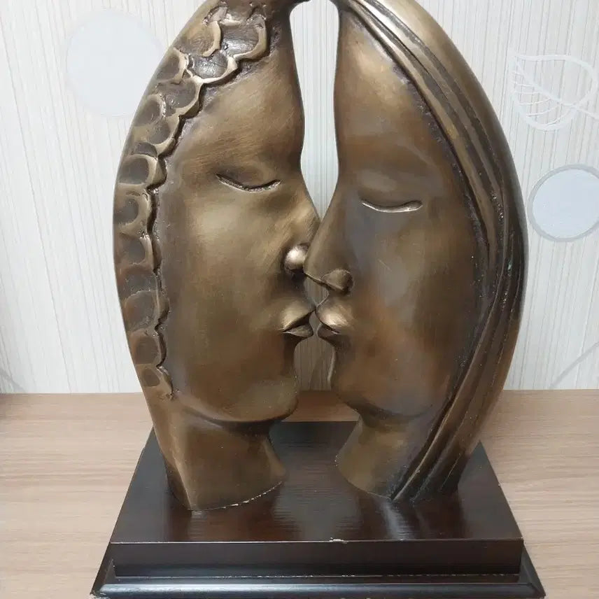 [BUNJANG] Bronze Kissing Couple Sculpture / 키스하는 남녀 청동 조각상
