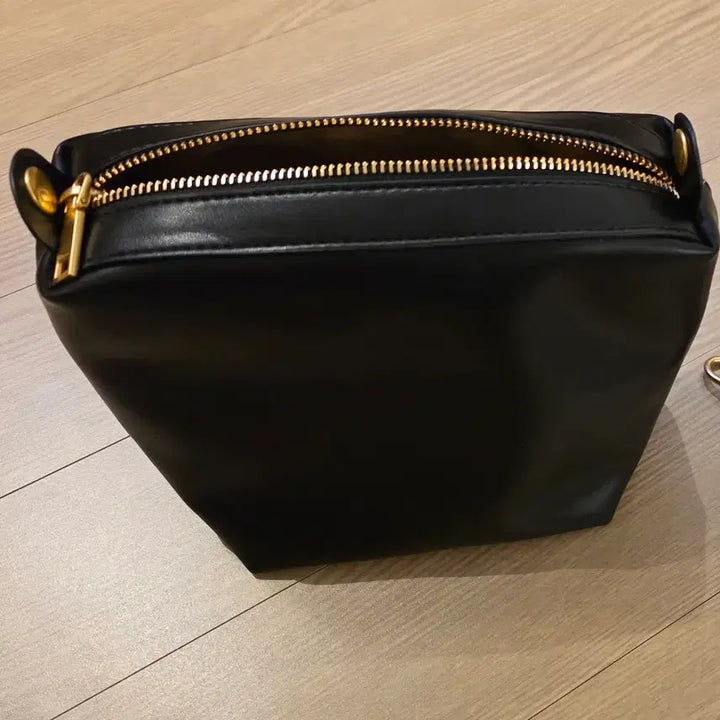 [BUNJANG] Black Leather Pouch Bag with Cross Strap / <새것> 블랙레더 파우치백/블랙레더 크로스 스트랩