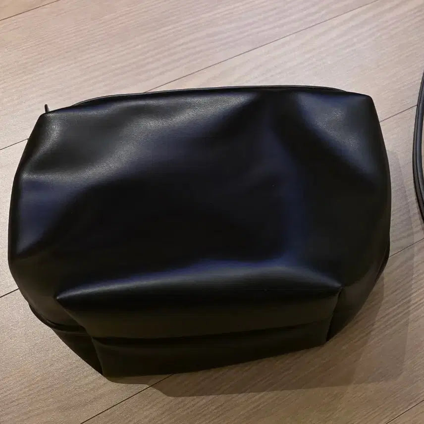 [BUNJANG] Black Leather Pouch Bag with Cross Strap / <새것> 블랙레더 파우치백/블랙레더 크로스 스트랩