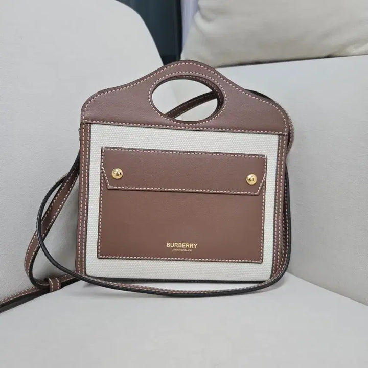 [BUNJANG] Burberry Micro Two-Tone Pocket Crossbody Bag / 버버리 마이크로 투톤 포켓 크로스백