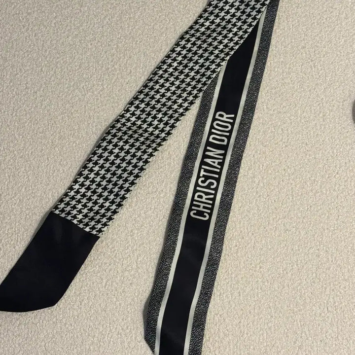[BUNJANG] Dior 30 Montaigne Mitzah Scarf Silk Twill / 디올 30 몽테인 미차 스카프 실크 트윌 블랙 화이트