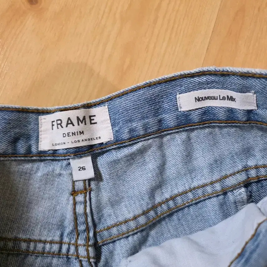 [SOLD OUT] FRAME Denim 투톤 컷오프 청바지 26