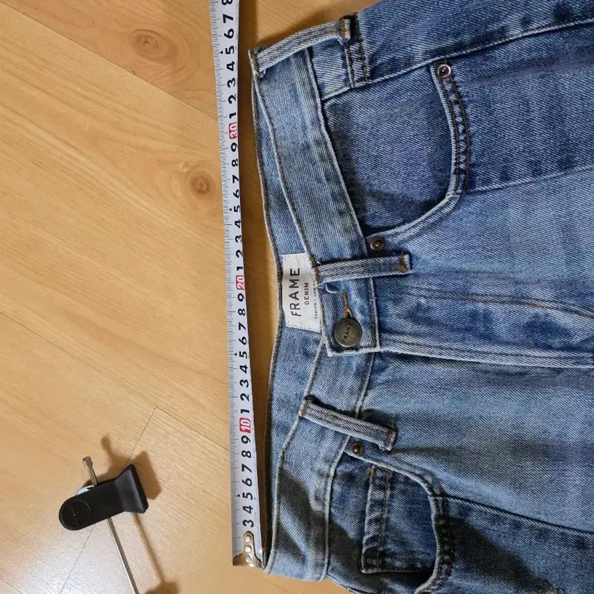 [SOLD OUT] FRAME Denim 투톤 컷오프 청바지 26