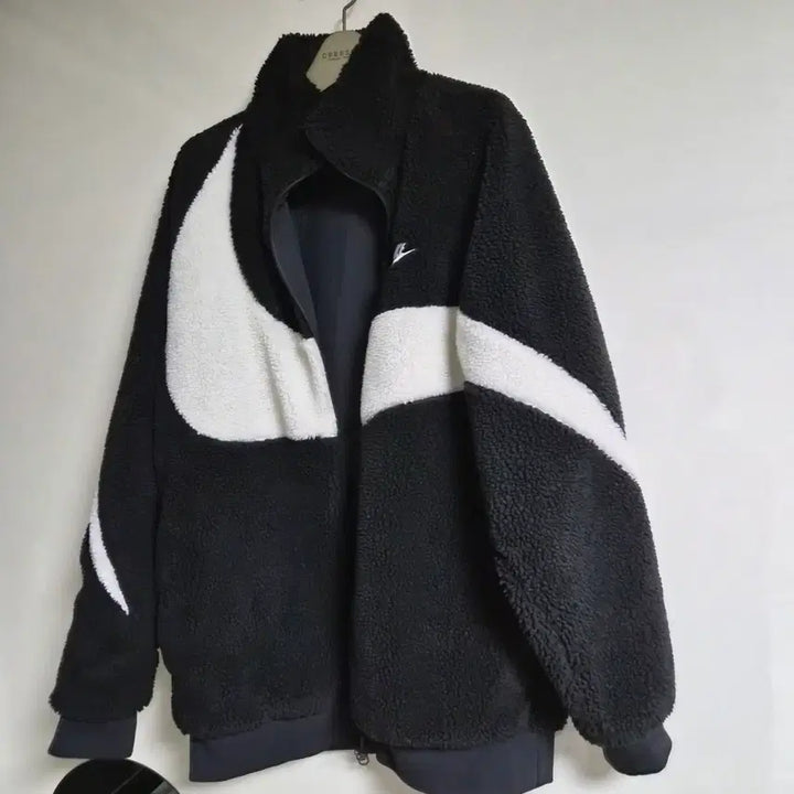 [BUNJANG] Nike Swoosh Black/White Fleece Jacket / 나이키 스우시 블랙/화이트 뽀글이 플리스 자켓