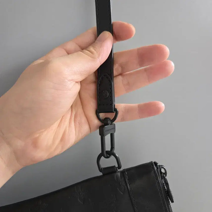 [SOLD OUT] 루이비통 포쉐트 투고 모노 섀도우 클러치 M81570