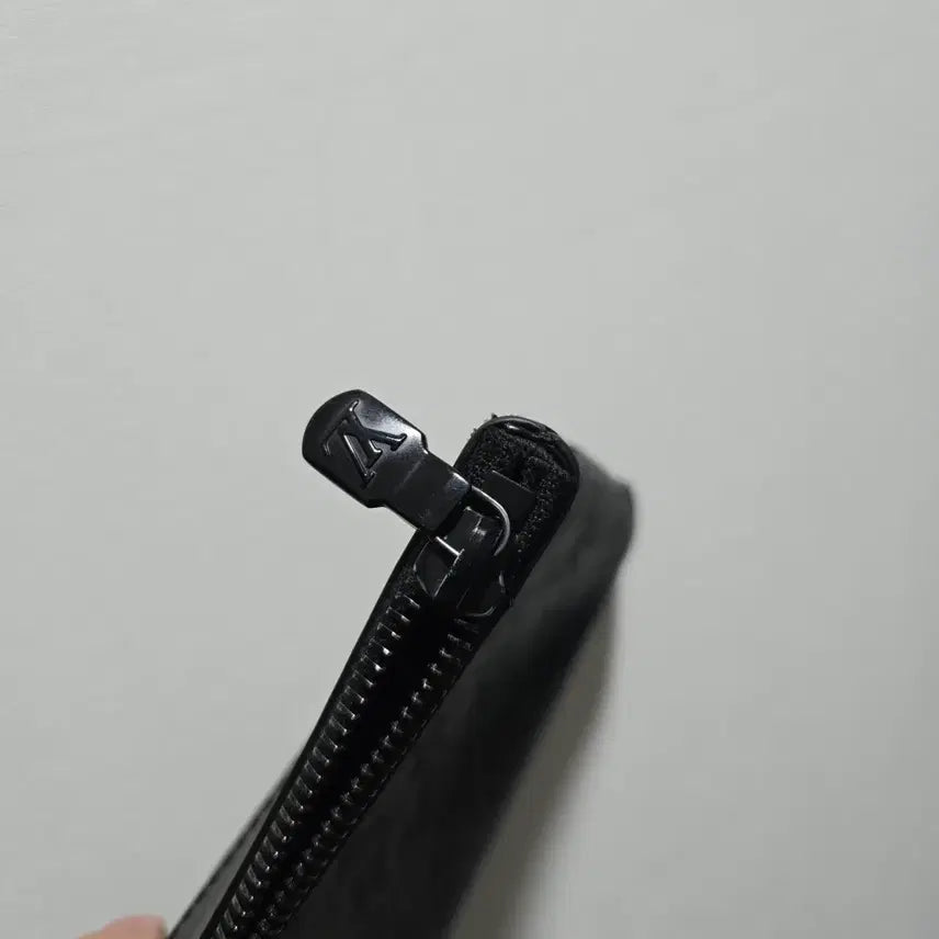 [SOLD OUT] 루이비통 포쉐트 투고 모노 섀도우 클러치 M81570