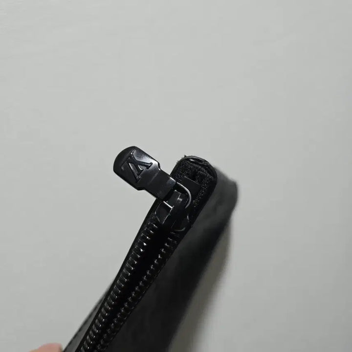 [SOLD OUT] 루이비통 포쉐트 투고 모노 섀도우 클러치 M81570