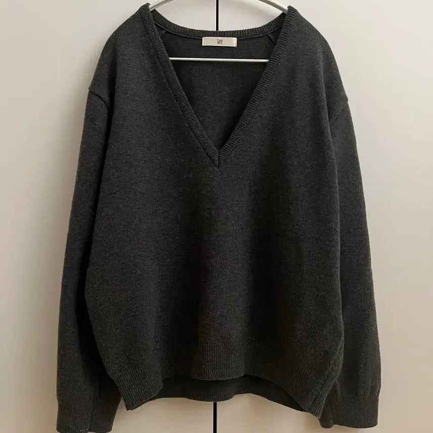 [BUNJANG] Basket Wool V-Neck Knit Charcoal / 바스켓 울 딥브이넥 니트 차콜