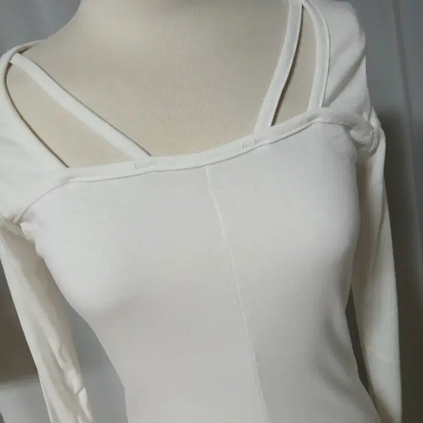 [BUNJANG] White Shoulder Strap Long Sleeve T-shirt / 화이트 숄더 스트랩 긴팔 티셔츠
