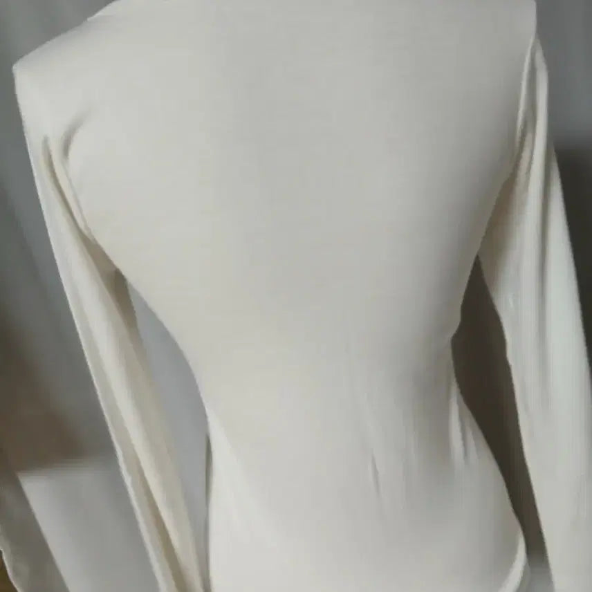 [BUNJANG] White Shoulder Strap Long Sleeve T-shirt / 화이트 숄더 스트랩 긴팔 티셔츠