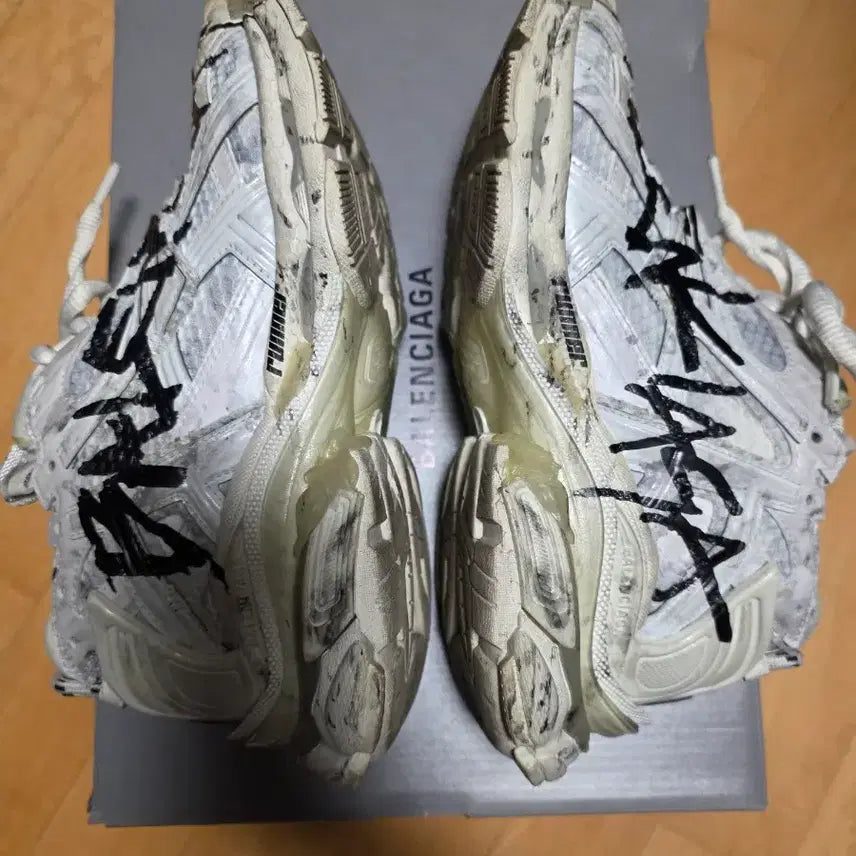 [BUNJANG] Balenciaga Graffiti Runner Sneakers Size 38 / 발렌시아가 그래피티 러너 38