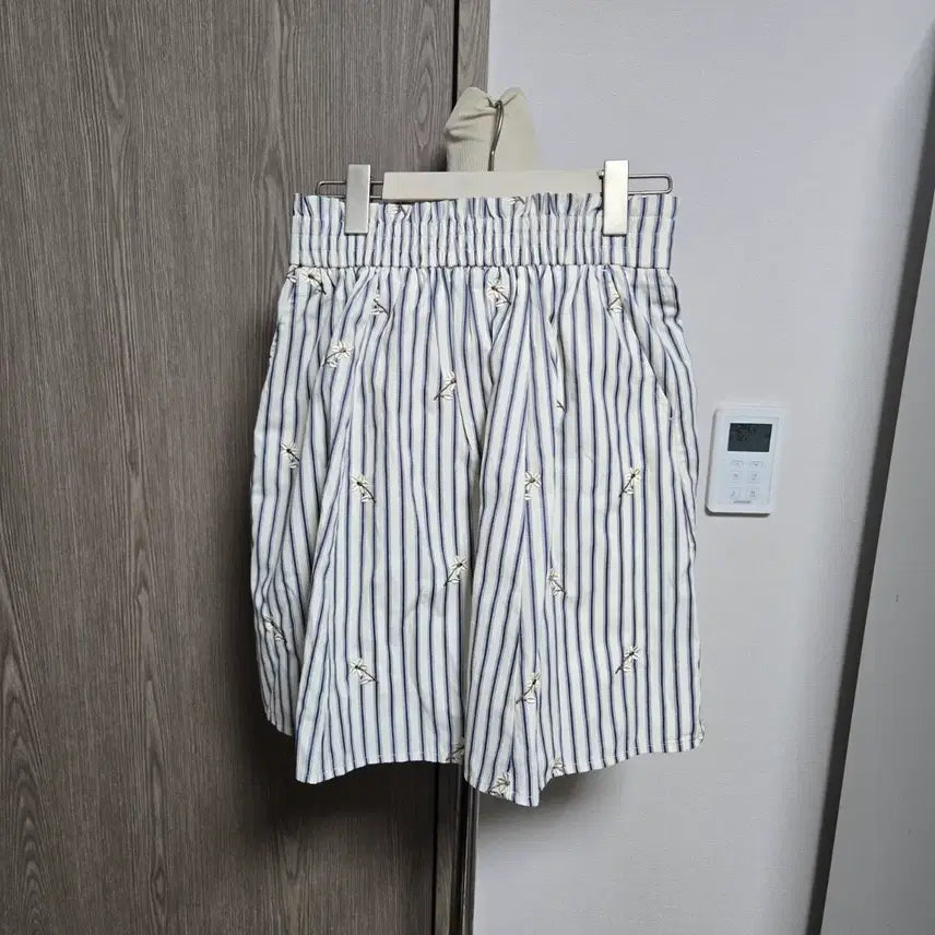 [BUNJANG] Cuoese Lovely Stripe Floral Embroidered Midi Skirt / 쿠오세 러블리 스트라이프 플라워 자수 밴딩 미디 스커트