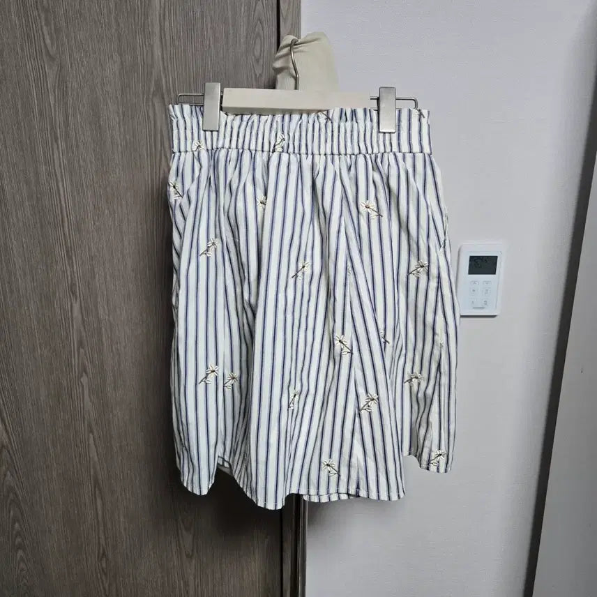 [BUNJANG] Cuoese Lovely Stripe Floral Embroidered Midi Skirt / 쿠오세 러블리 스트라이프 플라워 자수 밴딩 미디 스커트