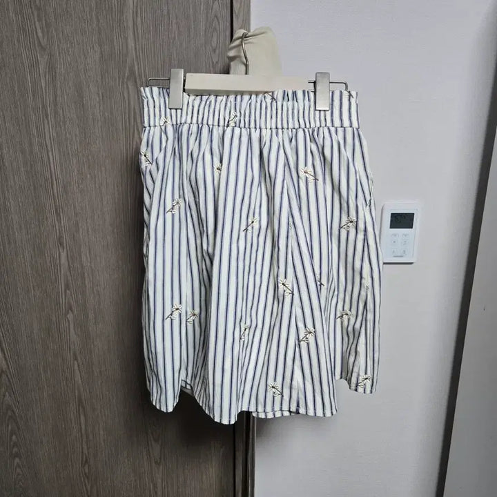 [BUNJANG] Cuoese Lovely Stripe Floral Embroidered Midi Skirt / 쿠오세 러블리 스트라이프 플라워 자수 밴딩 미디 스커트