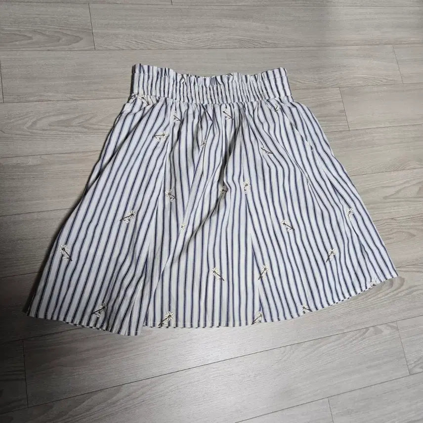 [BUNJANG] Cuoese Lovely Stripe Floral Embroidered Midi Skirt / 쿠오세 러블리 스트라이프 플라워 자수 밴딩 미디 스커트