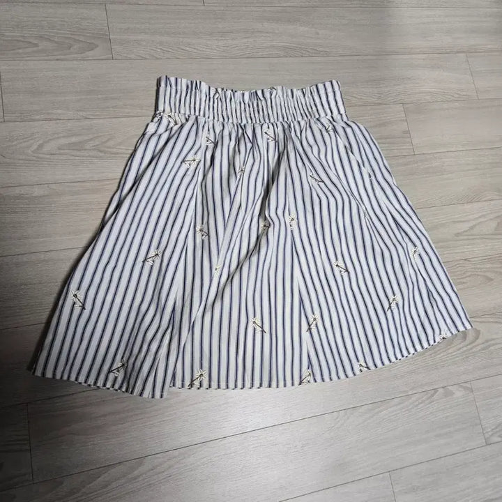 [BUNJANG] Cuoese Lovely Stripe Floral Embroidered Midi Skirt / 쿠오세 러블리 스트라이프 플라워 자수 밴딩 미디 스커트