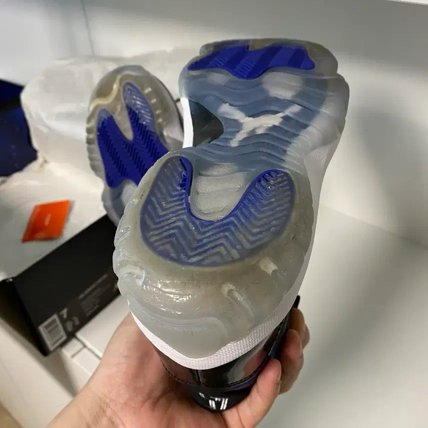[BUNJANG] Jordan 11 Retro Space Jam 2016 Sneakers / [250] 조던 11 레트로 스페이스 잼 2016