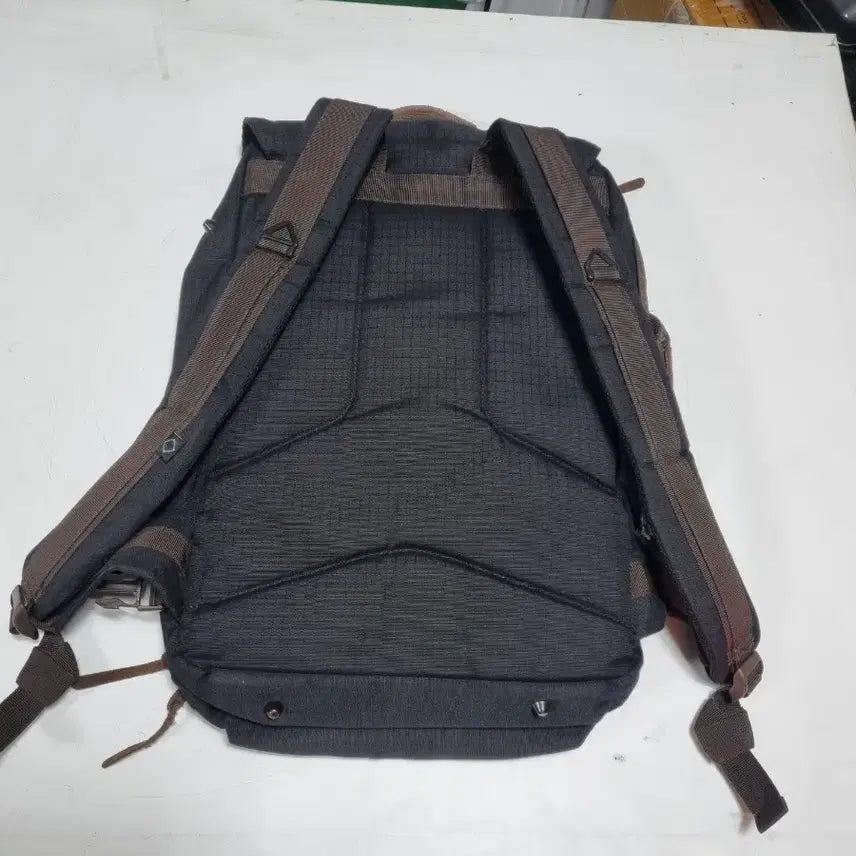 [SOLD OUT] 브라운브레스 메탈로고 어반 백팩