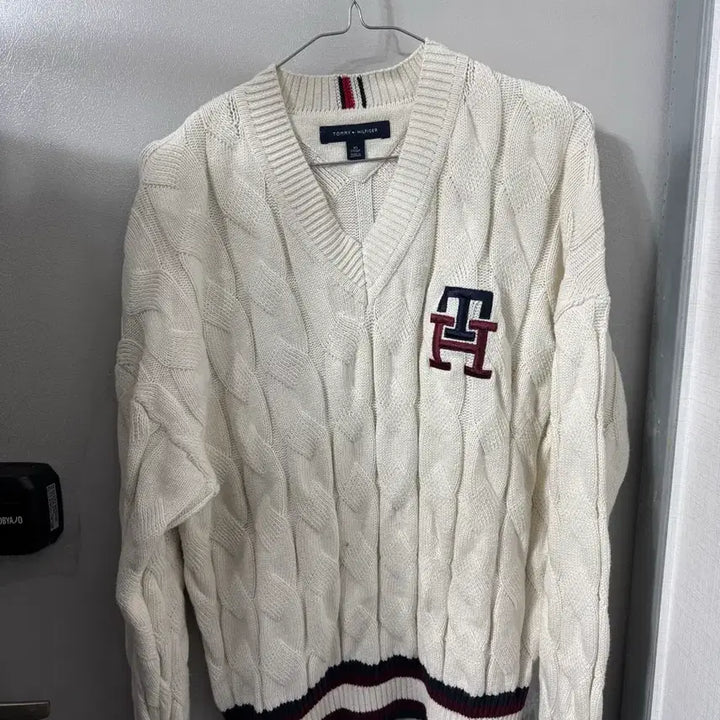 [BUNJANG] Tommy Hilfiger 105 Cable Knit V-Neck Sweater / 타미 힐피거 105 꽈베기 브이넥 케이블 오버핏