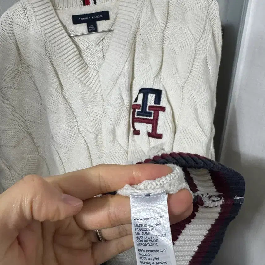 [BUNJANG] Tommy Hilfiger 105 Cable Knit V-Neck Sweater / 타미 힐피거 105 꽈베기 브이넥 케이블 오버핏
