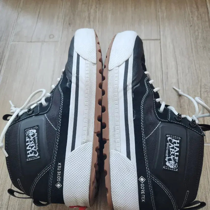 [BUNJANG] Vans MTE Half Cab Gore-Tex Black Sneakers / 반스 MTE 하프 캡 고어텍스 블랙 (280)
