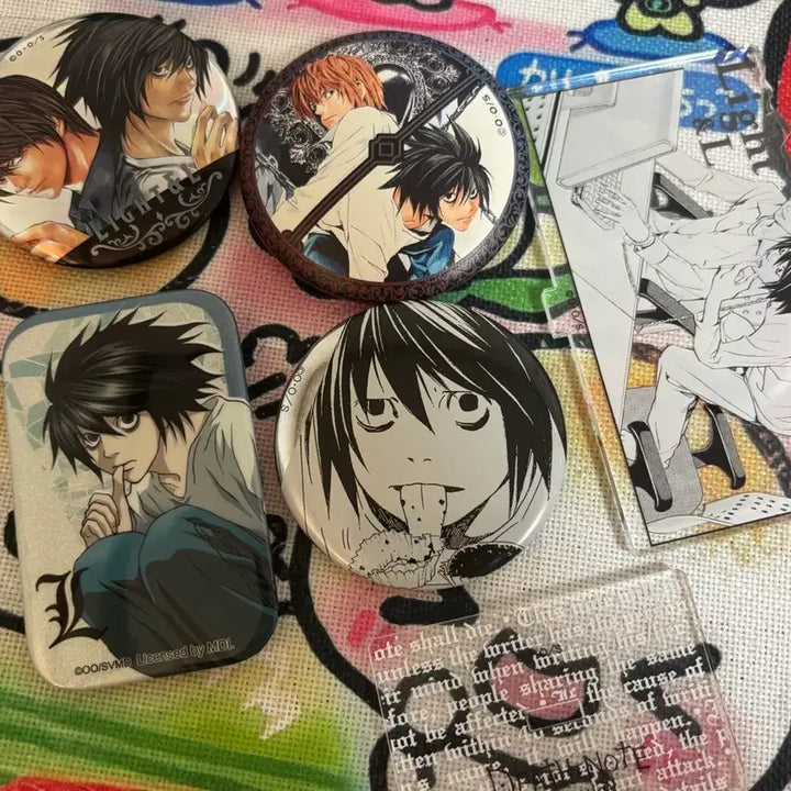 [BUNJANG] Death Note L &amp; Light Acrylic Stand &amp; Can Badge Set / 데스노트 엘 라이토 캔뱃지 아크릴 스탠드