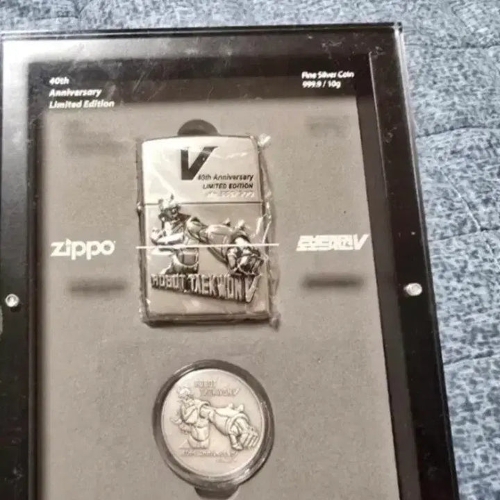 [BUNJANG] Taekwon V 40th Anniversary Zippo Lighter and Silver Coin / 태권브이 40주년기념 지포라이터와 은주화