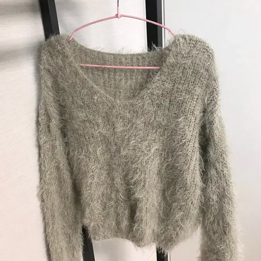 [BUNJANG] Angora V-Neck Knit Sweater / 앙고라 브이넥 니트 여리핏 연카키