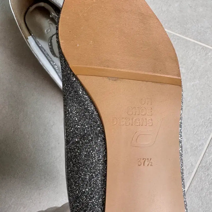[SOLD OUT] 새상품 디자이너슈즈 글리터 가죽 플랫슈즈 37.5(245사이즈)