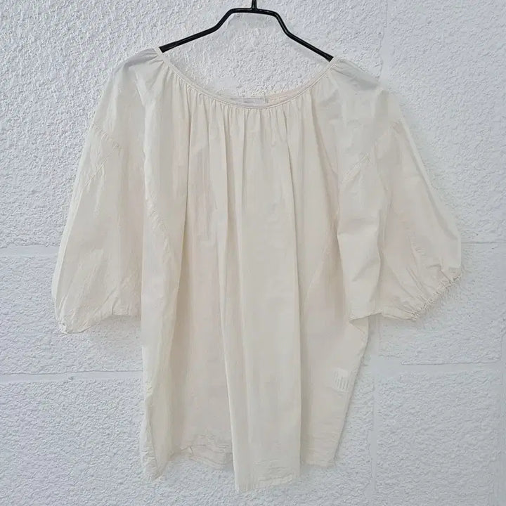 [SOLD OUT] 플랏 플랏츠 퍼프 뒷트임  블라우스