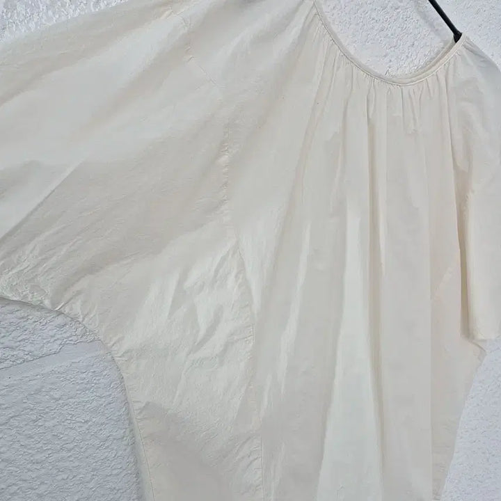 [SOLD OUT] 플랏 플랏츠 퍼프 뒷트임  블라우스